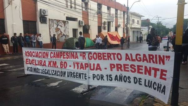 Campesinos de manifiestan frente al Indert - ADN Paraguayo