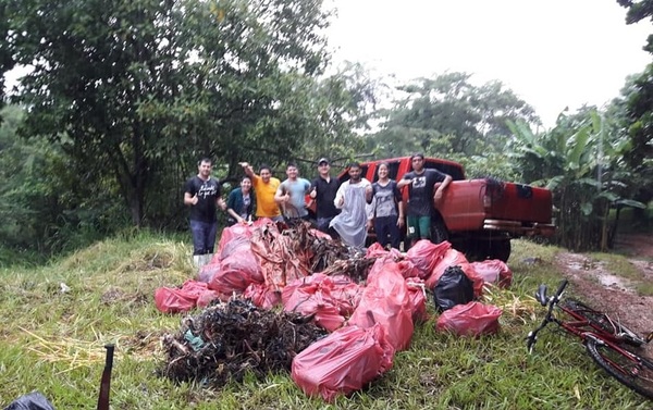 Voluntarios participaron de limpieza del arroyo Saltito, límite entre Franco y CDE