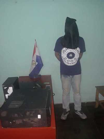 Atrapan a hombre que entró a un motel y robó dinero, computadora y celulares