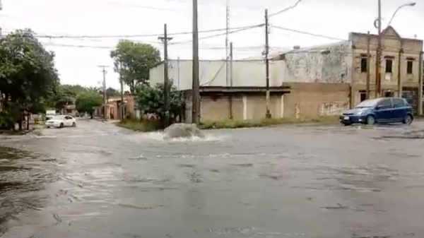 HOY / Colapso de desagüe cloacal produce "géiser" de aguas negras sobre tramo de futuro viaducto