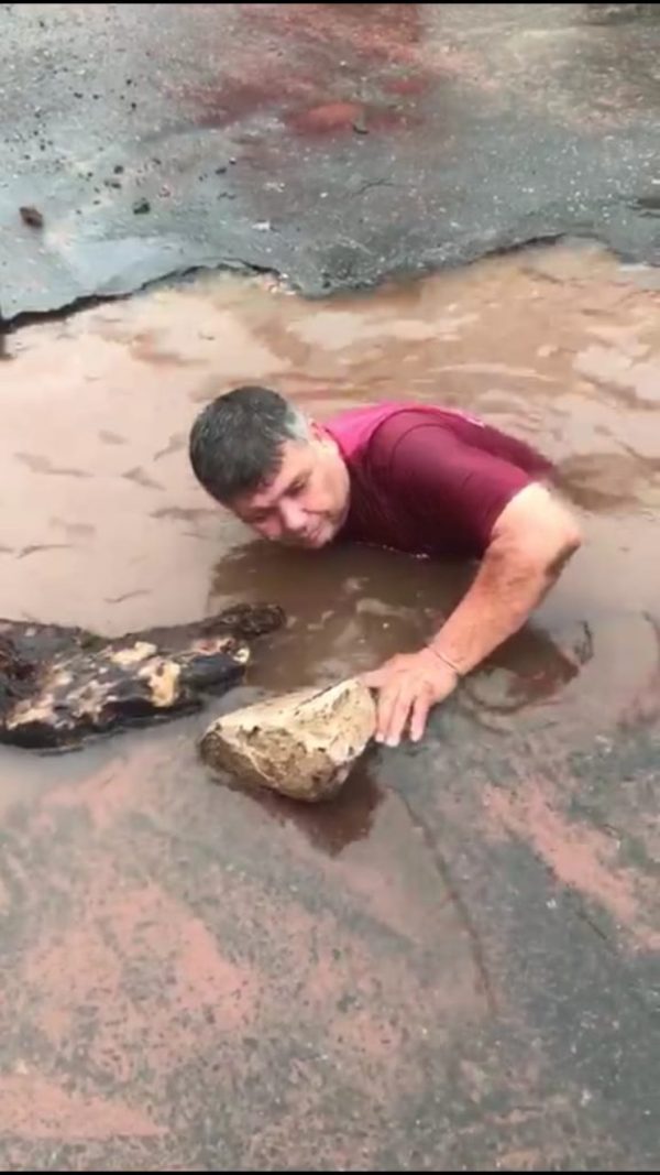 Bache tragó parte de su auto, luego también su gato hidráulico | San Lorenzo Py