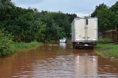 Raudales arrasaron con calles y avenidas en Ciudad del Este - ADN Paraguayo