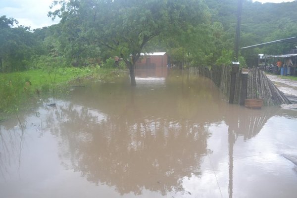 Viviendas inundadas tras las lluvias en Fuerte Olimpo | Paraguay en Noticias