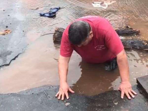 Bache se tragó su auto y hasta su gato hidráulico