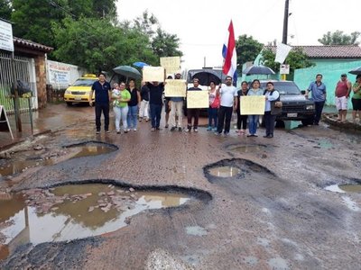 Vecinos exigen reparación de calle en San Lorenzo - Nacionales - ABC Color