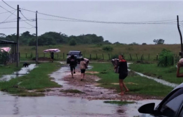 Más de 300 familias afectadas tras intensas lluvias - Radio 1000 AM