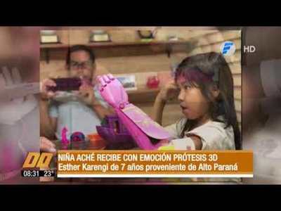 Niña aché recibe con emoción prótesis 3D.
