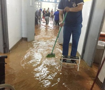 Arroyo San Lorenzo colapsó a raíz de basuras del desagüe para metrobús - 730am - ABC Color