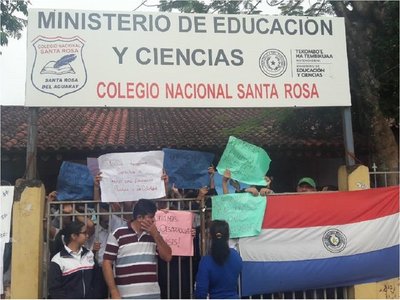 Padres y alumnos toman un colegio en San Pedro