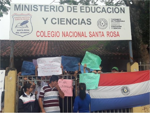 Padres y alumnos toman un colegio en San Pedro