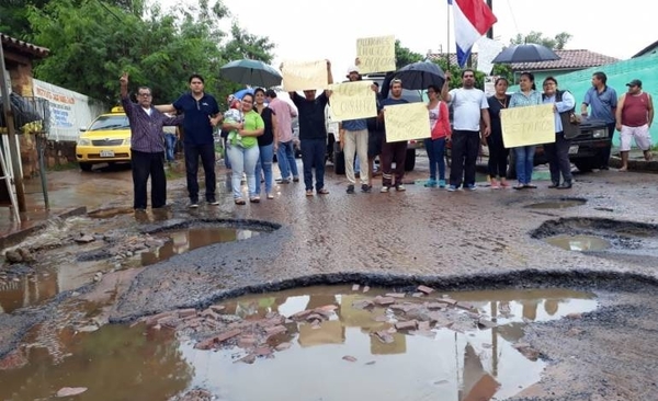 HOY / Avelino Martínez, 'minada' de baches: vecinos protestan y exigen reparación urgente