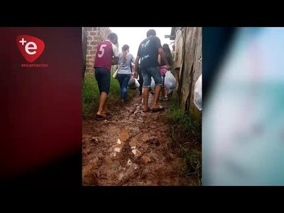 ASISTEN A FAMILIAS DAMNIFICADAS DEL B° JARDÍN