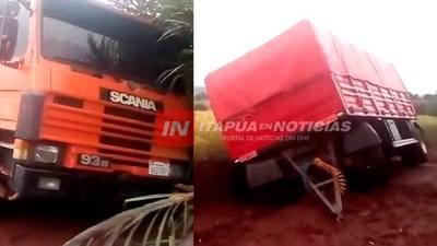 CAMIÓN VARADO POR MAL ESTADO DEL CAMINO EN ENCARNACIÓN