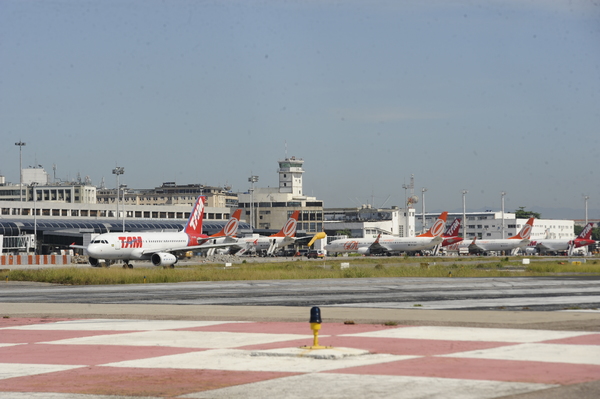 Brasil privatiza 12 aeropuertos por US$ 620 millones