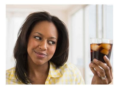 Mujeres: Tomar bebidas azucaradas sube riesgo de muerte prematura