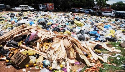 “la gente aprovecha y tira su basura en los raudales”