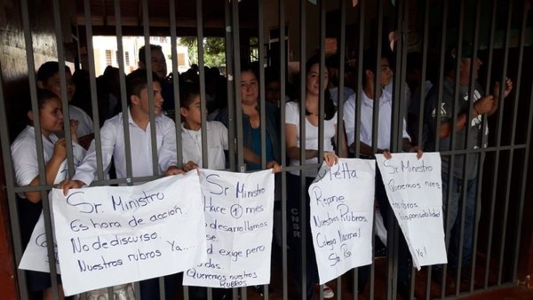 Toman colegio en Santa Rosa del Aguaray para exigir rubros - Nacionales - ABC Color