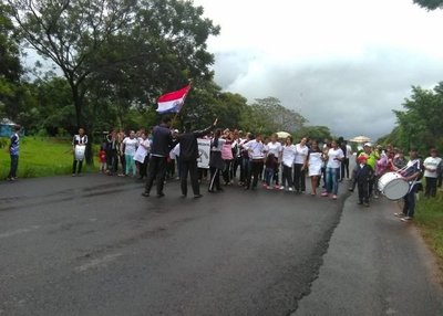 Estudiantes claman por rubros docentes en Arroyito - Nacionales - ABC Color