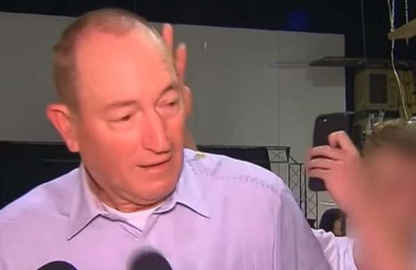 Senador australiano golpea a joven que le reventó un huevo en la cabeza en plena entrevista - C9N