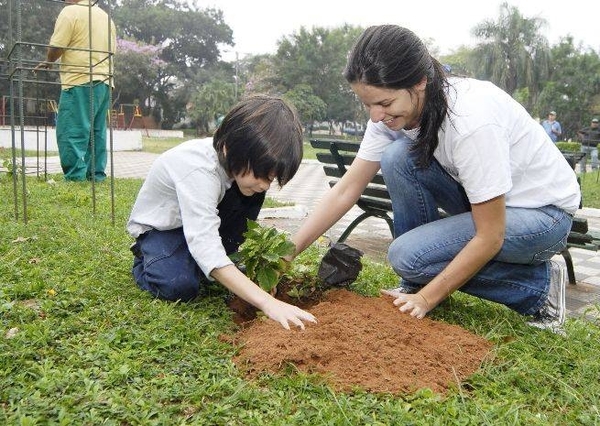 HOY / Realizan masiva plantación en el IPS por el Día Internacional de los Bosques