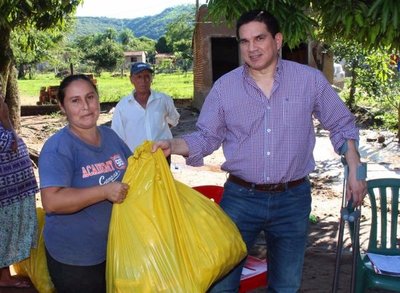 Registran a afectados por temporal y entregan víveres - Nacionales - ABC Color