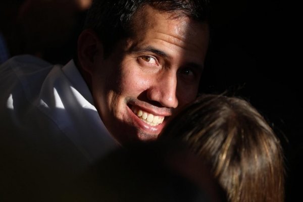 Venezuela denuncia ocupación de sedes en EE.UU. y Guaidó ve a Maduro “débil” - Internacionales - ABC Color