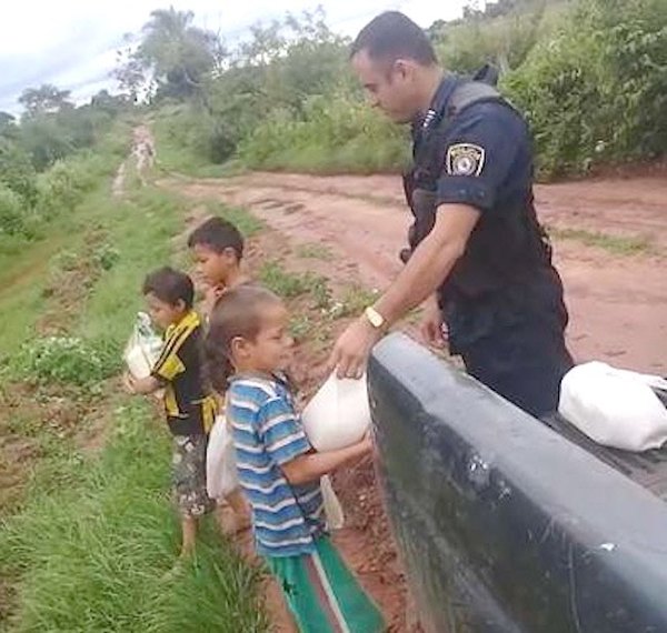 Polis armaron una “vaquita” para ayudar