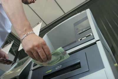 Encuentran cámara montada en cajero automático de Luque