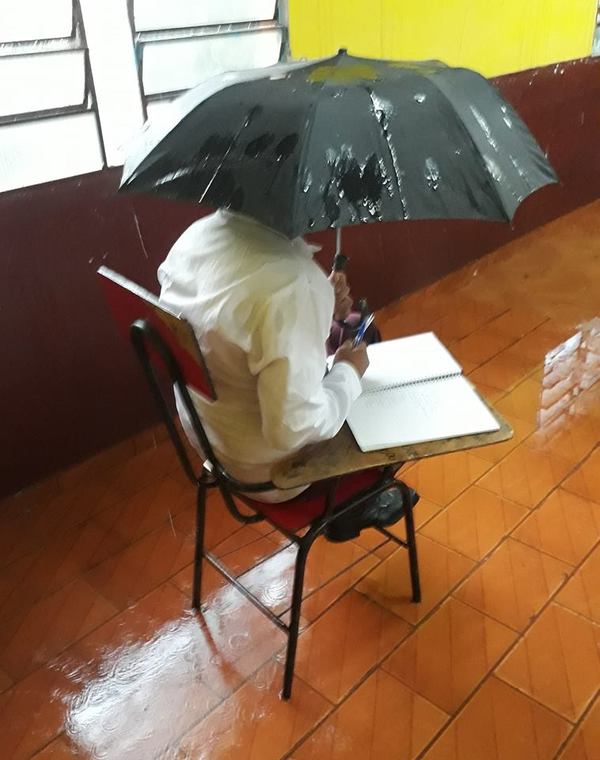 Petta entrega lujosas camionetas a directores departamentales, mientas escuelas caen a pedazos
