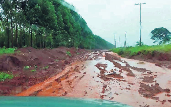 Camino destruido deja aislada a toda la comunidad de Mbaracayú | Diario Vanguardia 07