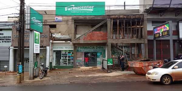 Toman por asalto sucursal de cadena de farmacias y roban dinero y celulares