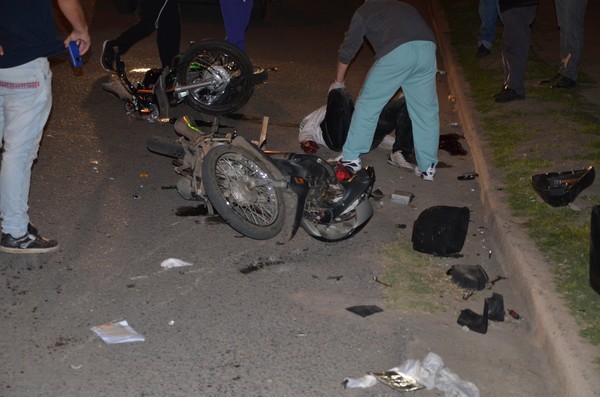 Choque frontal entre motocicletas deja dos heridos graves en Franco
