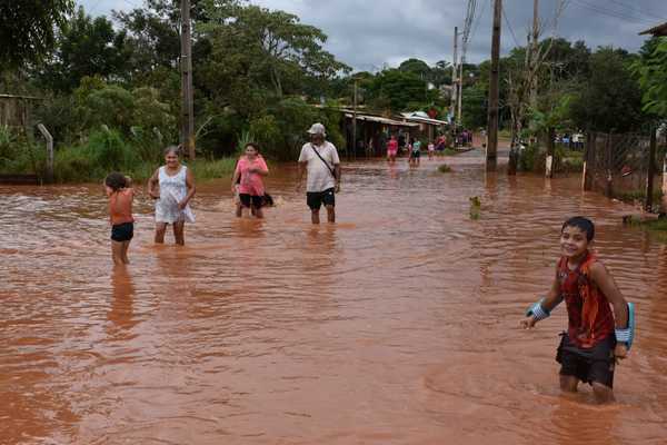 Prolongada lluvia provoca serias inundaciones en varios barrios de CDE y otros distritos aledaños