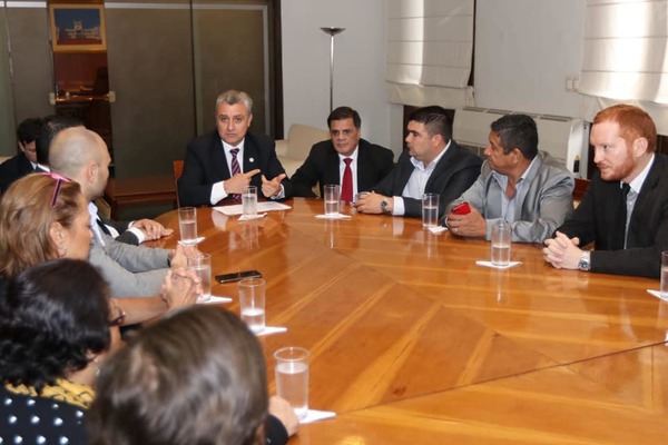 A falta de respuesta, fiscal “corrió” de una entrevista - ADN Paraguayo