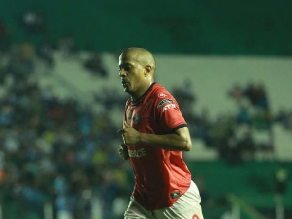 Wilstermann pide sanciones por insultos racistas contra el brasileño Serginho