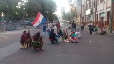 Indígenas bloquean calles adyacentes al Congreso – Prensa 5
