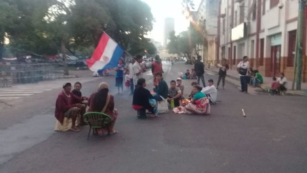 Indígenas bloquean calles adyacentes al Congreso – Prensa 5