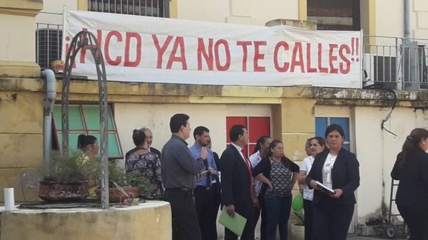 HOY / Manifestación en Diputados: Cuevas ninguea a trabajadores y premia a sus leales