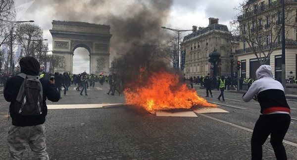 Los ‘chalecos amarillos’ reciben refuerzos: sindicatos franceses llaman a huelga general | .::Agencia IP::.
