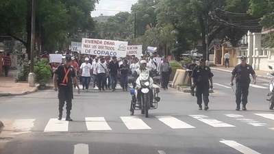 HOY / ‘Trancazo’ en el centro por protesta de nativos y sintechos