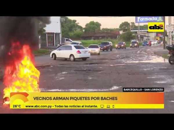 Vecinos arman piquetes por baches - Tv - ABC Color