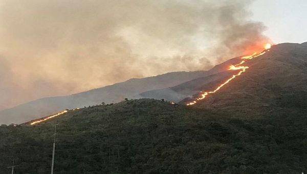 Incendio arrasa amplias zonas de montaña que abastece de agua a Caracas