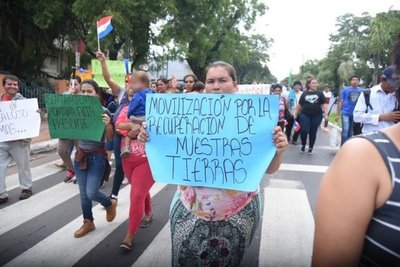 Desalojados de predio de Copaco marchan en el microcentro - Fotos - ABC Color
