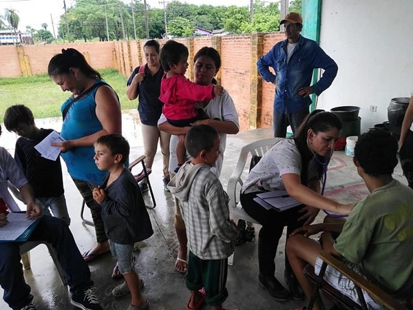 Benefician con asistencia médica a damnificados por temporales - ADN Paraguayo