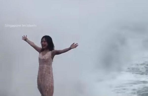 Turista se quiso tomar la foto perfecta y fue azotada con fuerza por una ola - C9N