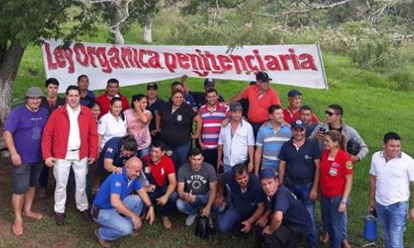 Agentes penitenciarios realizan manifestación en Coronel Oviedo – Prensa 5