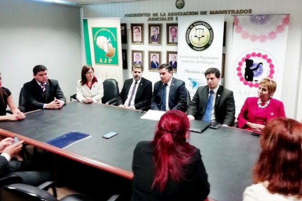 Gremios piden a Hacienda no modificar ley jubilatoria - Edicion Impresa - ABC Color