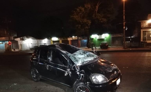 HOY / Auto vuelca y se destroza sobre Defensores del Chaco, ocupantes se salvan