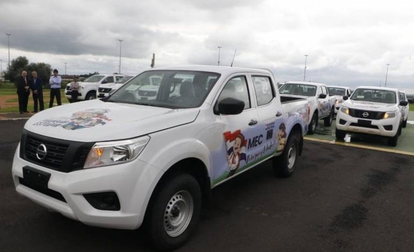 HOY / Faltan docentes en 500 escuelas, pero sí hay camionetas todoterreno