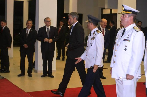 Presidente Abdo Benítez partió rumbo a Argentina » Ñanduti